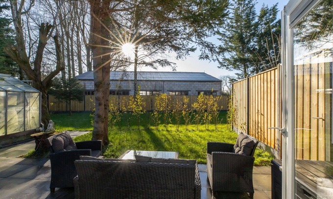 Wolphaartsdijk Apartment | Beautiful apartment for 2 people with WIFI, hot tub, TV, terrace and pets allowed