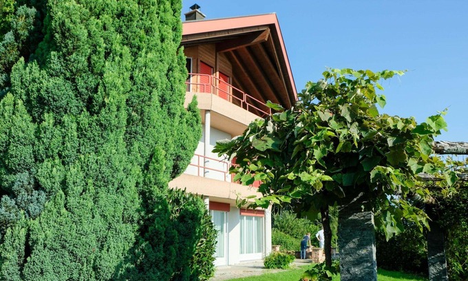 Spiez Apartment | Beautiful apartment for 12 people with WIFI, TV, balcony and pets allowed