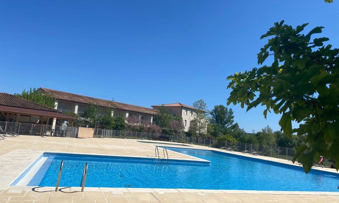 Azille Apartment | Beautiful apartment for 4 people with WIFI, pool, TV, terrace and pets allowed