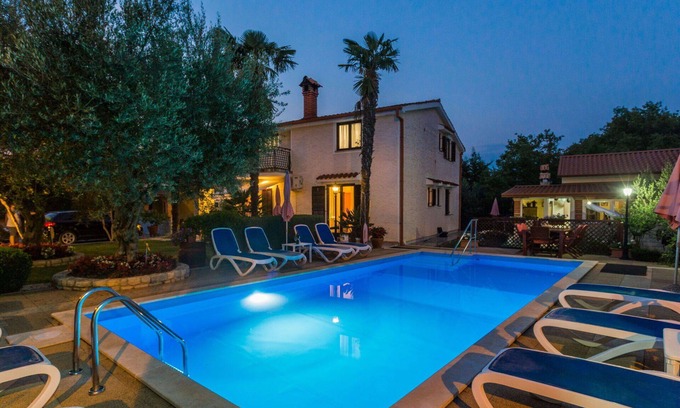 Vrznaveri Apartment | Beautiful apartment for 5 people with pool, A/C, WIFI, TV, terrace and pets allowed