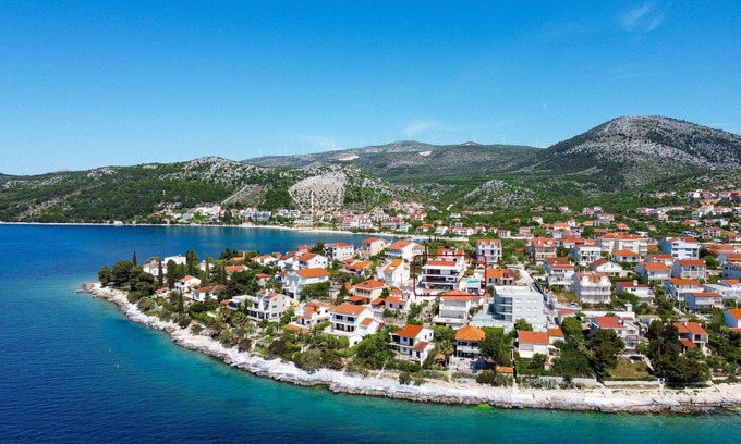 Seget Apartment | Beautiful apartment for 4 people with pool, WIFI, A/C, TV and balcony