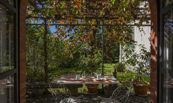 Barga Apartment | Beautiful apartment for 2 people with private pool, TV, patio and pets allowed
