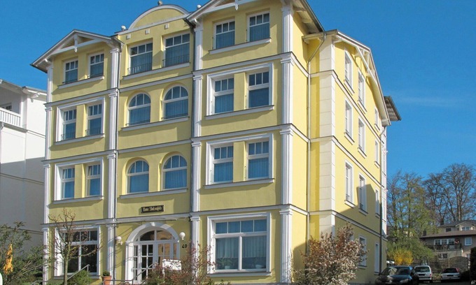 Sellin Villa | Beautiful apartment in villa for 4 people with WIFI, TV, terrace and pets allowed