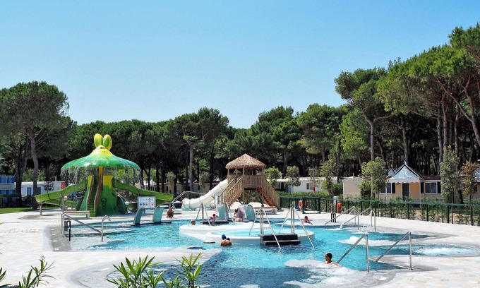 Cavallino-Treporti House | Beautiful apartment in villa for 4 guests with pool, A/C, WIFI, TV and terrace