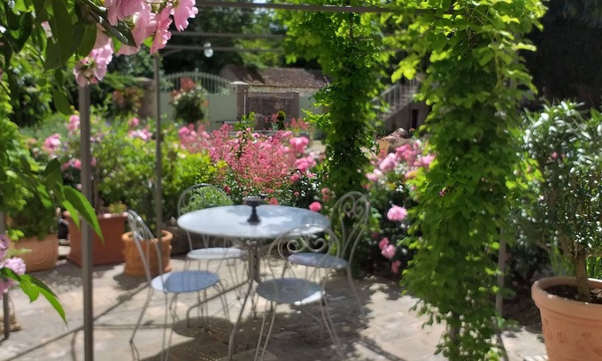 Tailly Apartment | Beautiful apartment in former Domaine 6 km from Beaune