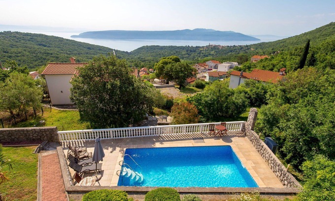 Martina House | Beautiful apartment in villa for 6 people with A/C, pool, WIFI, TV, terrace and pets allowed