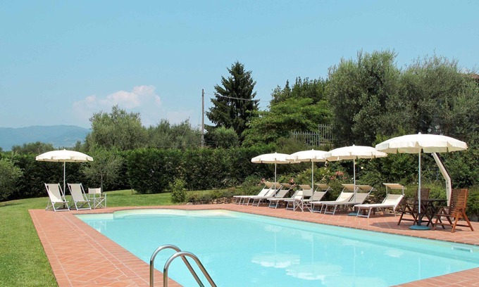 Montecarlo Villa | Beautiful apartment in villa with pool, WIFI, TV, terrace, pets allowed, panoramic view and park.