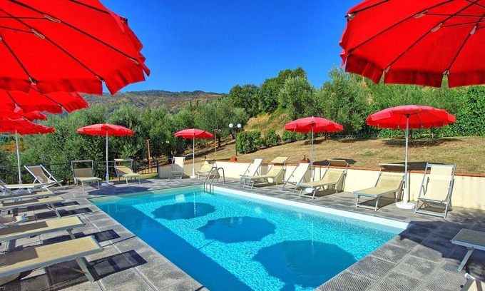 Montebonello Villa | Beautiful apartment in villa for 6 guests with WIFI, pool, TV, veranda and pets allowed