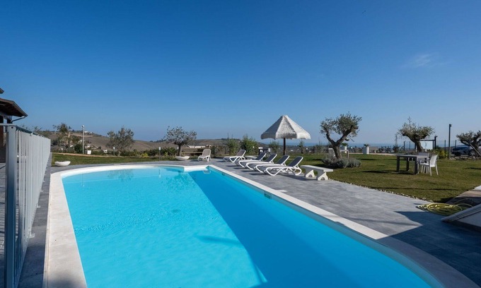 Citta Sant'Angelo Villa | Beautiful apartment in villa for 4 guests with A/C, pool, WIFI, TV, patio and pets allowed