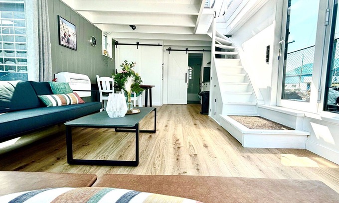 Woudsend House | Beautiful apartment in villa for 4 guests with WIFI, patio and parking