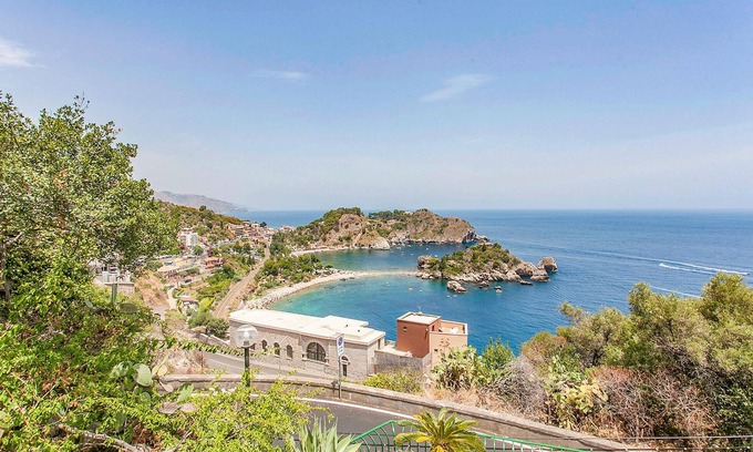 Puntalazzo Apartment | Beautiful apartment with large terrace in Puntalazzo.