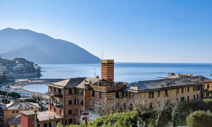 Recco Apartment | Beautiful apartment overlooking the beach and the houses of Recco.