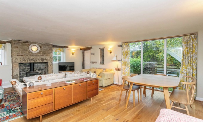 Skipton House | Beautiful barn sleeping 5 guests - including access to an award winning wellbeing resort