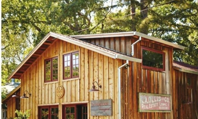 Oak Knoll House | Beautiful Barn on The Farmhouse Vineyard just five minutes from Yountville.