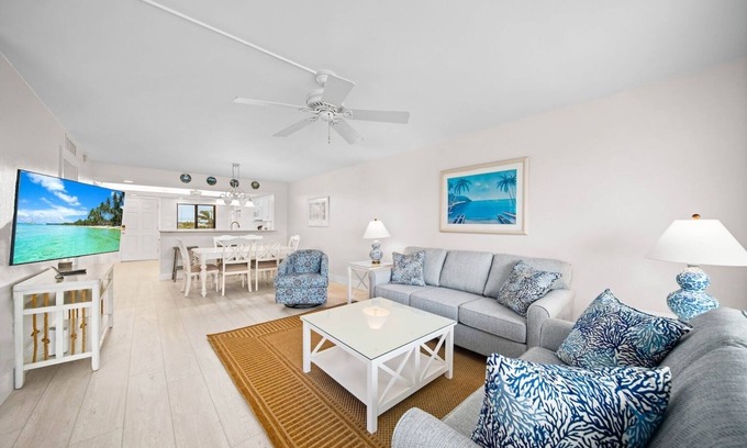 Sanibel Condo | Beautiful beach view condo, large pool, lanai, on Sanibel Island
