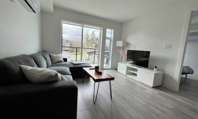 Saanich East Condo | Beautiful, bright 1-bedroom condo in central location with WiFi, AC