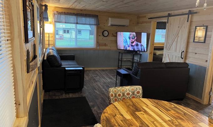 McGregor Cabin | Beautiful Cabin at Round Lake Resort - Red Cabin