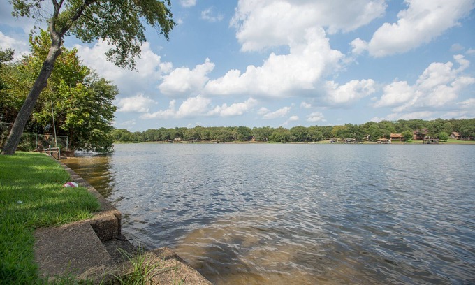 Enchanted Oaks Cabin | Beautiful Cabin for Two on Cedar Creek Lake