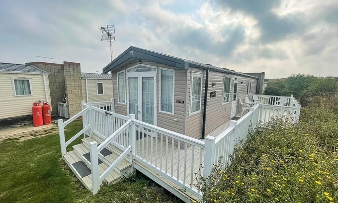 Walton on the Naze House | Beautiful caravan with decking at Naze Marine Park, sleeps 8 ref 17341BR