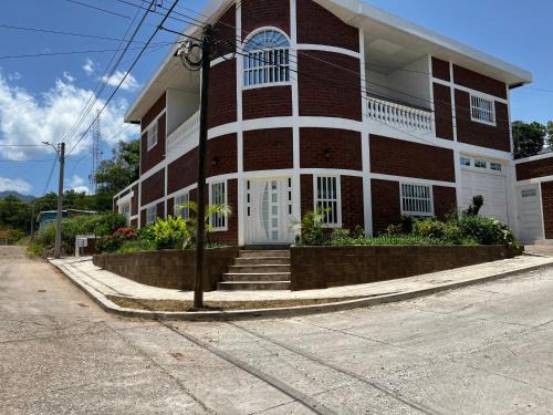 Metapan House | Beautiful, contemporary brick style home