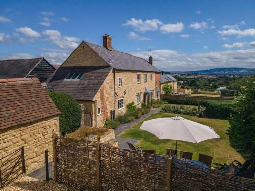 Tytherington House | Beautiful Cotswold Farmhouse with Hot tub