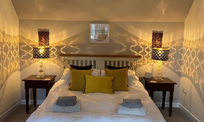 Stow-on-the-Wold Cottage | Beautiful Cottage Set In Quiet Location 2 Mins Walk From The Town