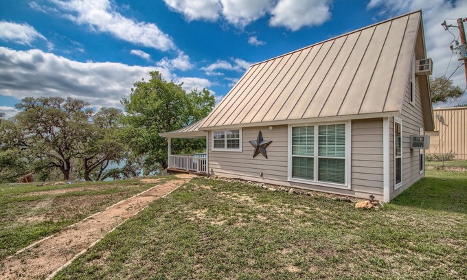 Canyon Lake Cottage | Beautiful Cottage on Canyon Lake that sleeps 6! Over 400 feet of waterfront!