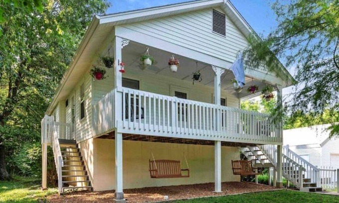Eureka Cottage | Beautiful Cottage on Large one Acre Private Lot