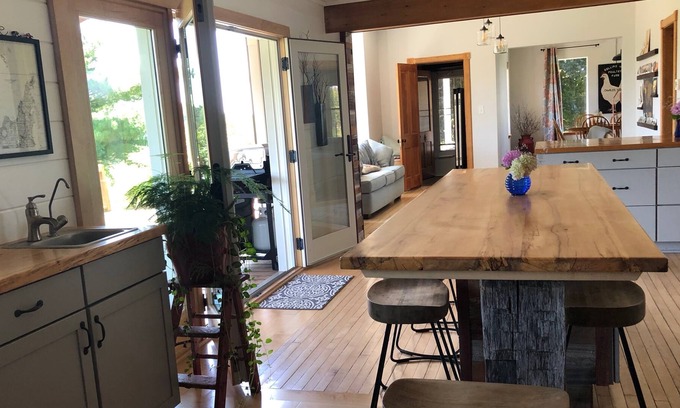 Suttons Bay House | Beautiful country home surrounded by rolling hills & vineyards