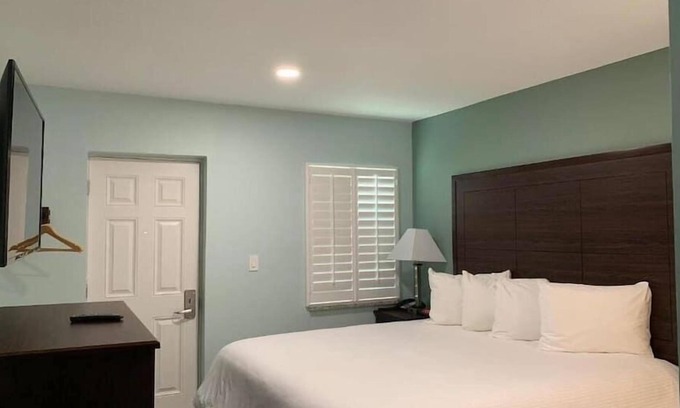 Ocean View Halifax Estates Condo | Beautiful Daytona Beach King Suite!