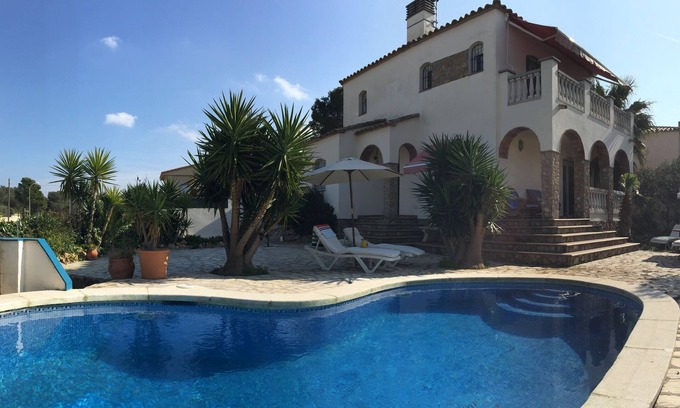 L'Escala Villa | Beautiful Detached Villa with Private Pool, Air Conditioning & Free WIFI