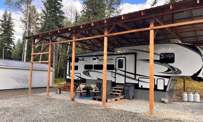 Kila House | Beautiful escape that sleeps 8. Close to many Lakes and Glacier National Park
