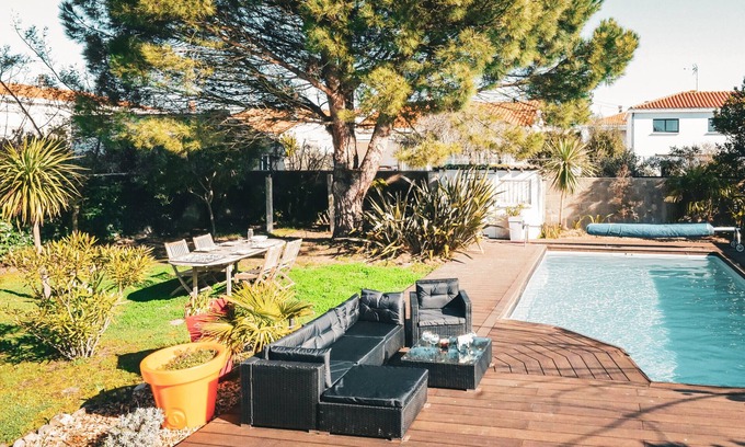 Chateau-d'Olonne Ski Chalet | Beautiful Family and Vacation Home with Pool – 8 Guests