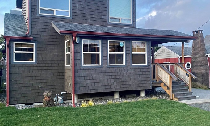 Seaside House | Beautiful Family Home, Less than one Block to the Beach