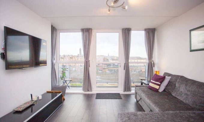 City Centre Glasgow Apartment | Beautiful Flat with Panoramic Views over the City