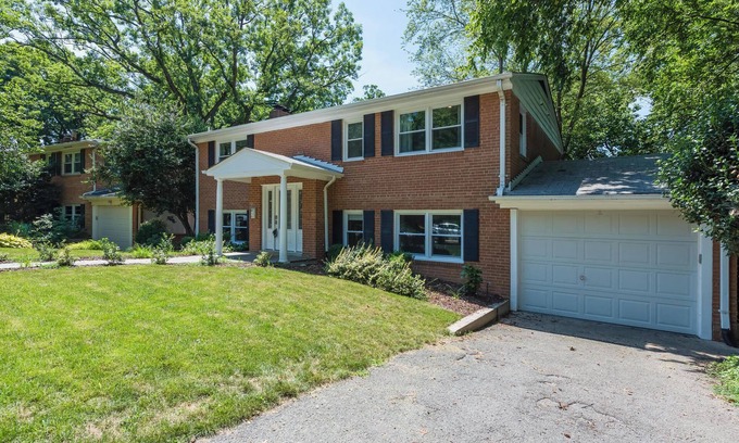 Arlington Ridge House | Beautiful Fully Renovated 3 Bedroom House 5 Mins to DC & DCA - Best Location!