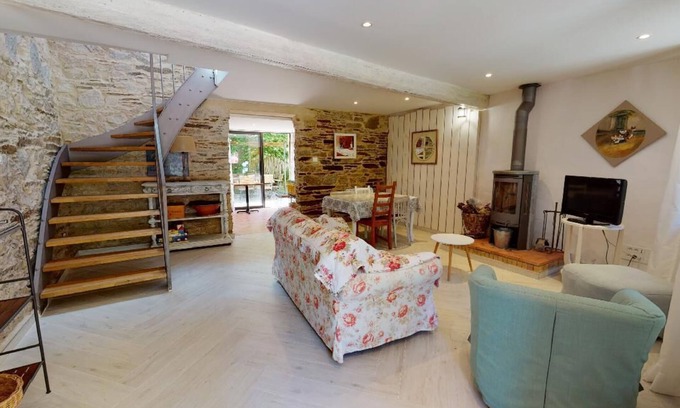 Les Martys Cottage | Beautiful Gîte 3 épis, in exposed stone with shaded terrace