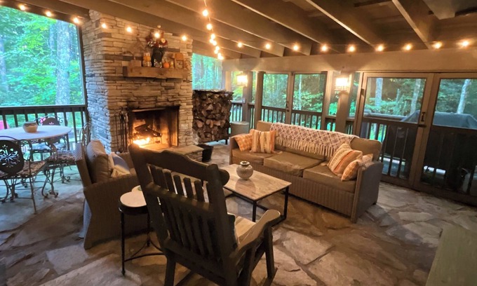 Highlands Cottage | Beautiful Highlands cabin! 8 min to town-Pet friendly-lots of outdoor space