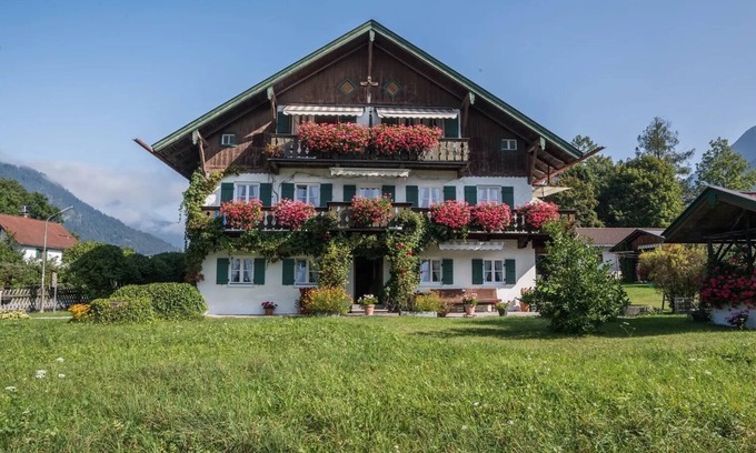 Muhldorfl Apartment | Beautiful Holiday Apartment "Zugspitzblick" with Mountain View, Wi-Fi & Balcony