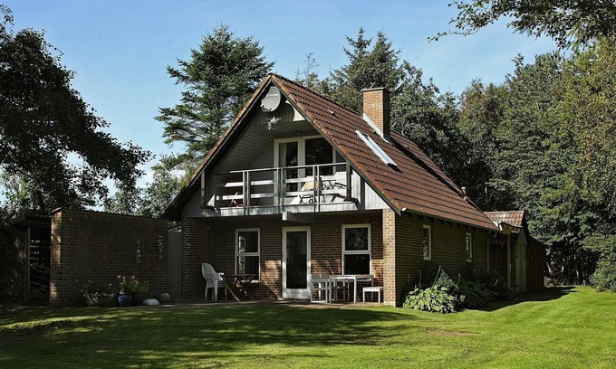 Sillerslev House | Beautiful Holiday Home in Øster Assels with Roofed Terrace