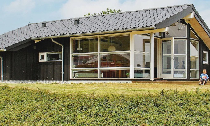 Grønninghoved Strand House | Beautiful Holiday Home in Sjolund with Sauna