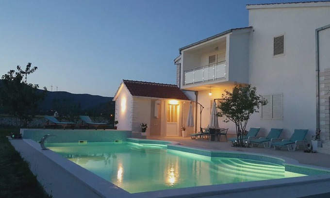 Neoric House | Beautiful Holiday Home in Neoric with Private Pool