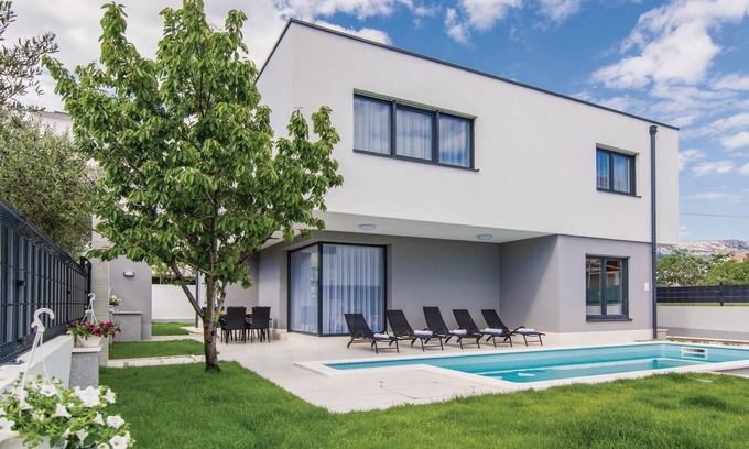 Kastel Kambelovac House | Beautiful home in Kastel Kambelovac