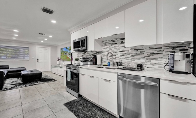 Playland Estates House | BEAUTIFUL HOME. feels like paradise. private, peaceful, and central to many stores.
