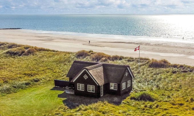 Blavand Strand House | Beautiful home in Blåvand with WiFi