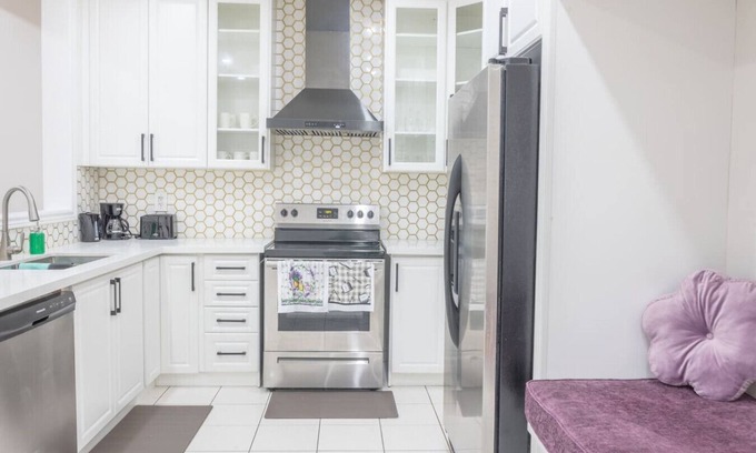 Brampton House | Beautiful Home in Central Local