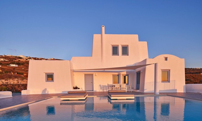 Kamari House | Beautiful Home in Santorini