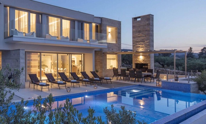 Splitska House | Beautiful home in Splitska with sauna