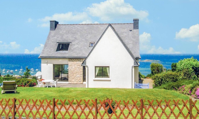 Trelevern House | Beautiful home in Trélévern with WiFi