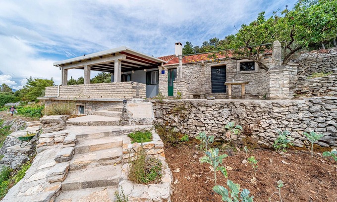 Zrnovo House | Beautiful home in Zrnovo with WiFi